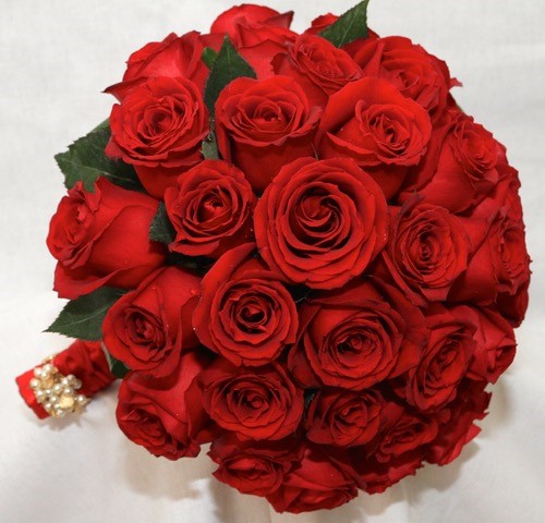 RAMO DE MANO CON ROSAS ROJAS